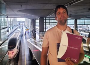Óscar Pueyo ante un tren AVE. Accesibilidad cognitiva RENFE