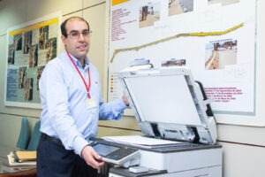 Un hombre usa una fotocopiadora. Empleo público oposiciones trabajo